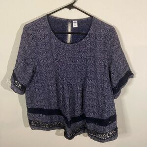 Old Navy Blue&White Flowy Pattern Blouse w/ crochet detail size m